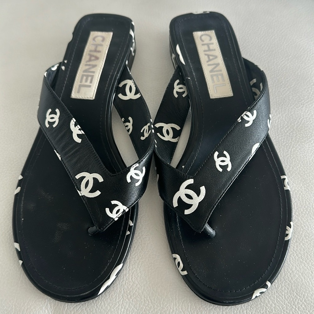 Chanel lambkin, leather flip-flops size 7